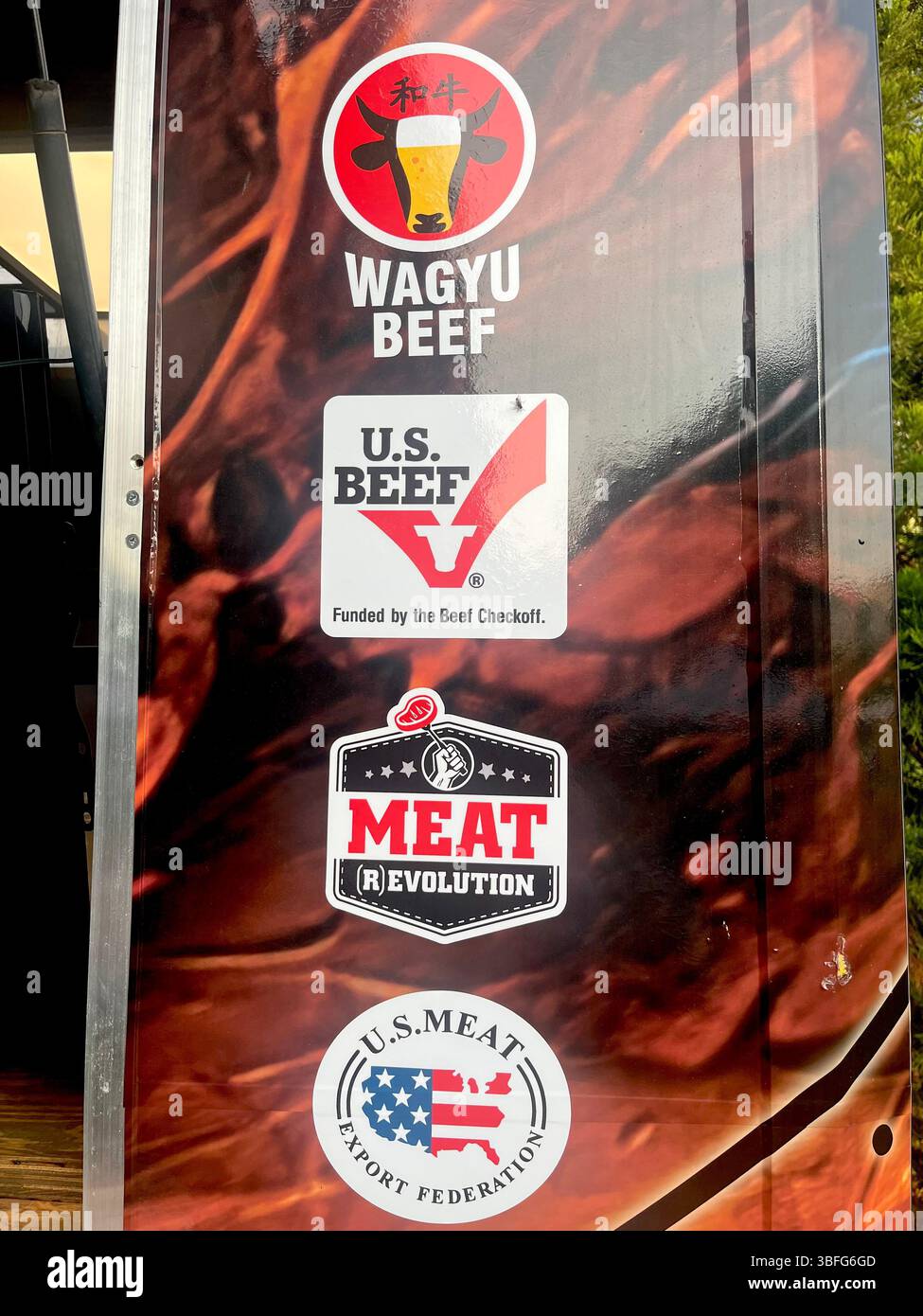 Surf&Turf Food Truck, Wagyu Beef, U.S. Beef, Meat Revolution, U.S. Meat Livery im Street Food Van - Smartphone-aufgenommenes Stockfoto