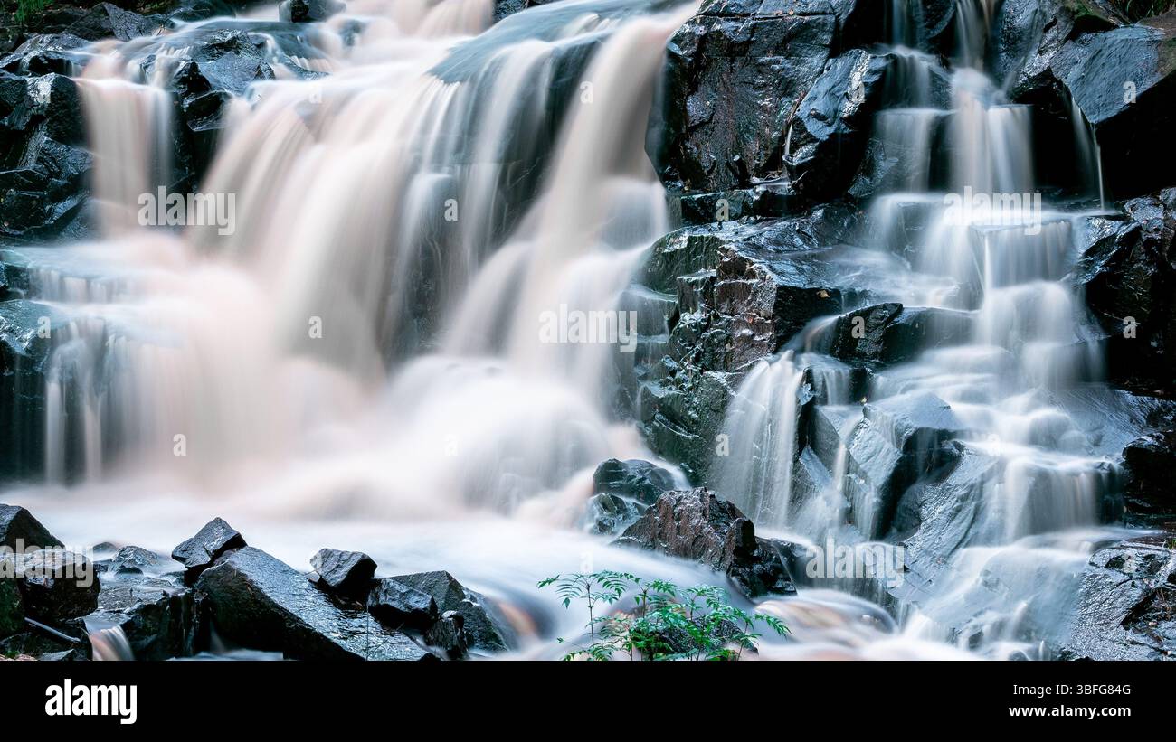Fallendes Wasser, lange Exposition, Weitwinkel Stockfoto
