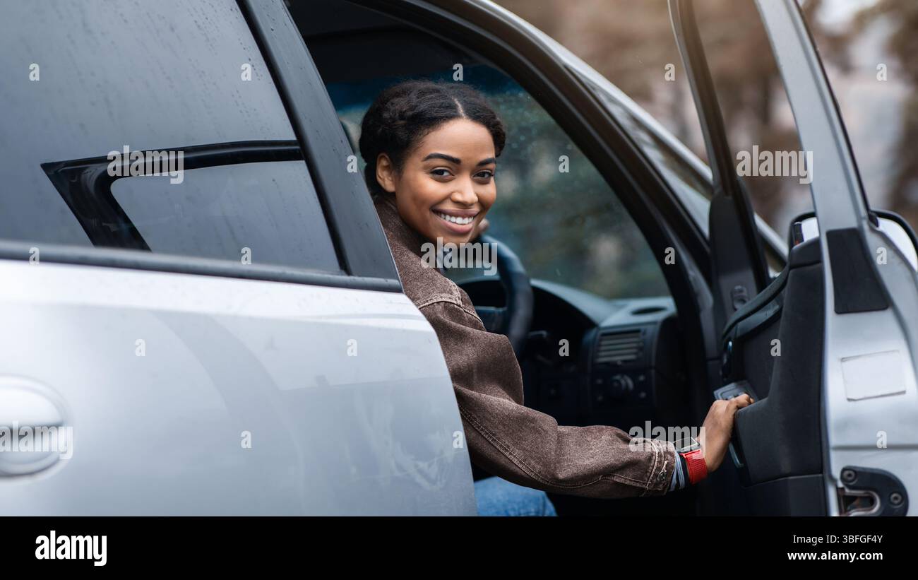 Autoblogger und Probefahrt Autos, gutes Auto Angebot und Anzeige Stockfoto