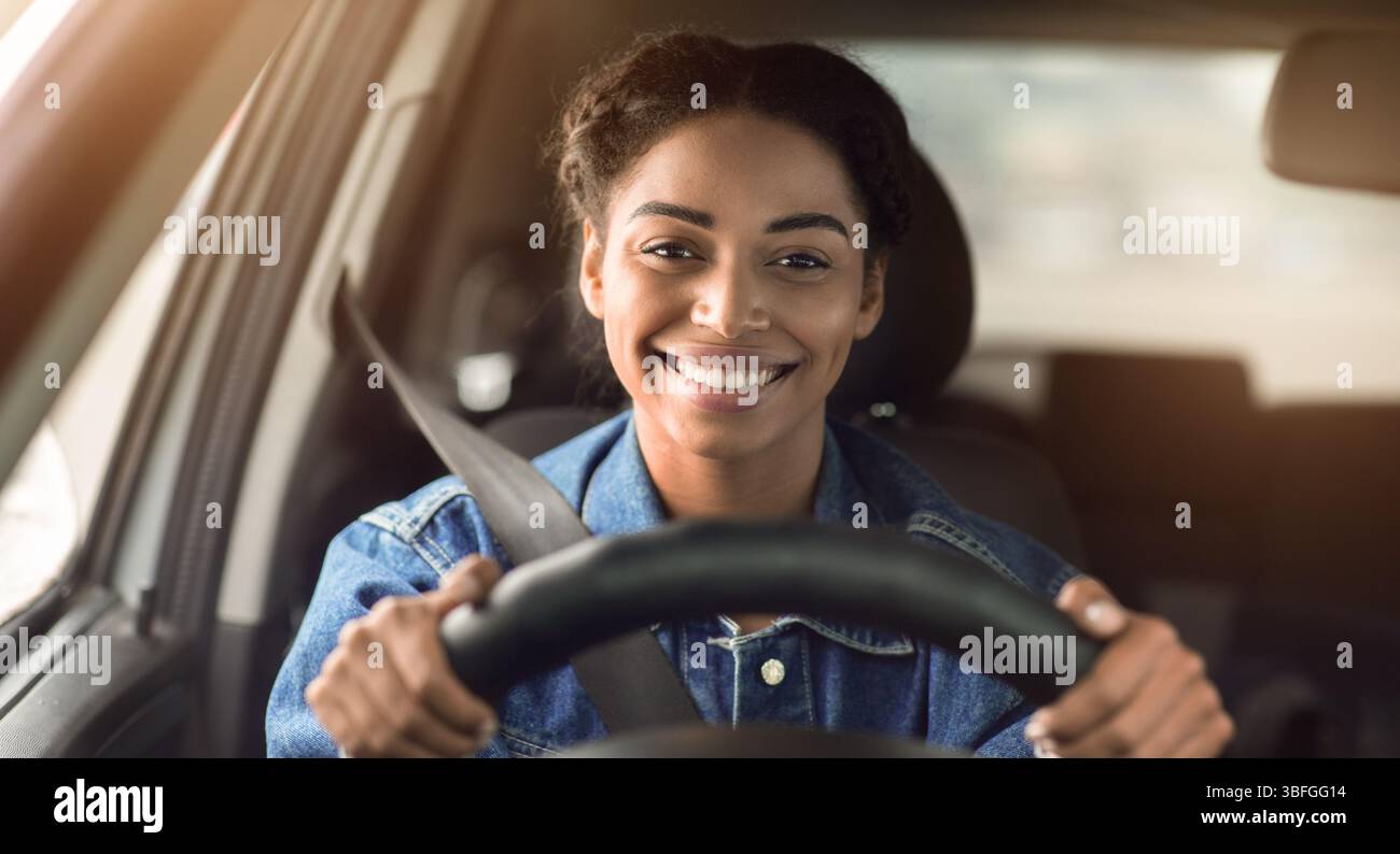 Glückliche Frau Auto fahren und lächeln gehen zur Arbeit oder Unterwegs Stockfoto