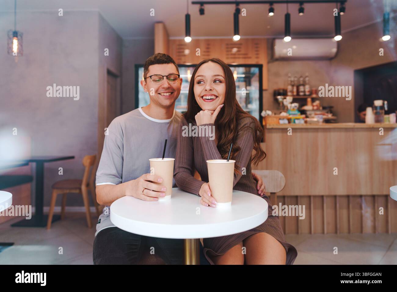 Genießen Sie an einem sonnigen Tag gemeinsam Kaffee in einem gemütlichen Café Stockfoto