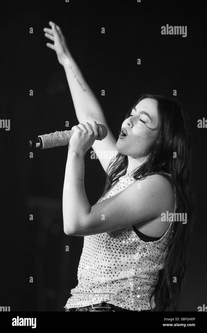 Die spanische Sängerin Chiara Oliver tritt beim Universal Music Festival Konzert im Teatro Albeniz in Madrid am 1. Juni 2025 auf. Stockfoto