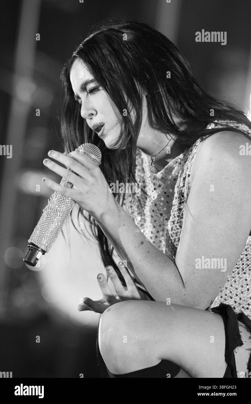 Die spanische Sängerin Chiara Oliver tritt beim Universal Music Festival Konzert im Teatro Albeniz in Madrid am 1. Juni 2025 auf. Stockfoto