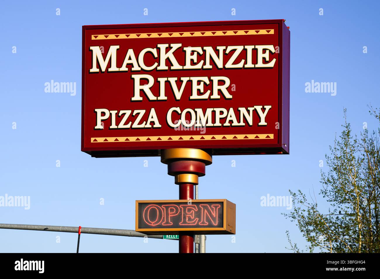 Kalispell, MT, USA - 2. Mai 2025; Schild für MacKenzie River Pizza Company mit offener Beschilderung Stockfoto