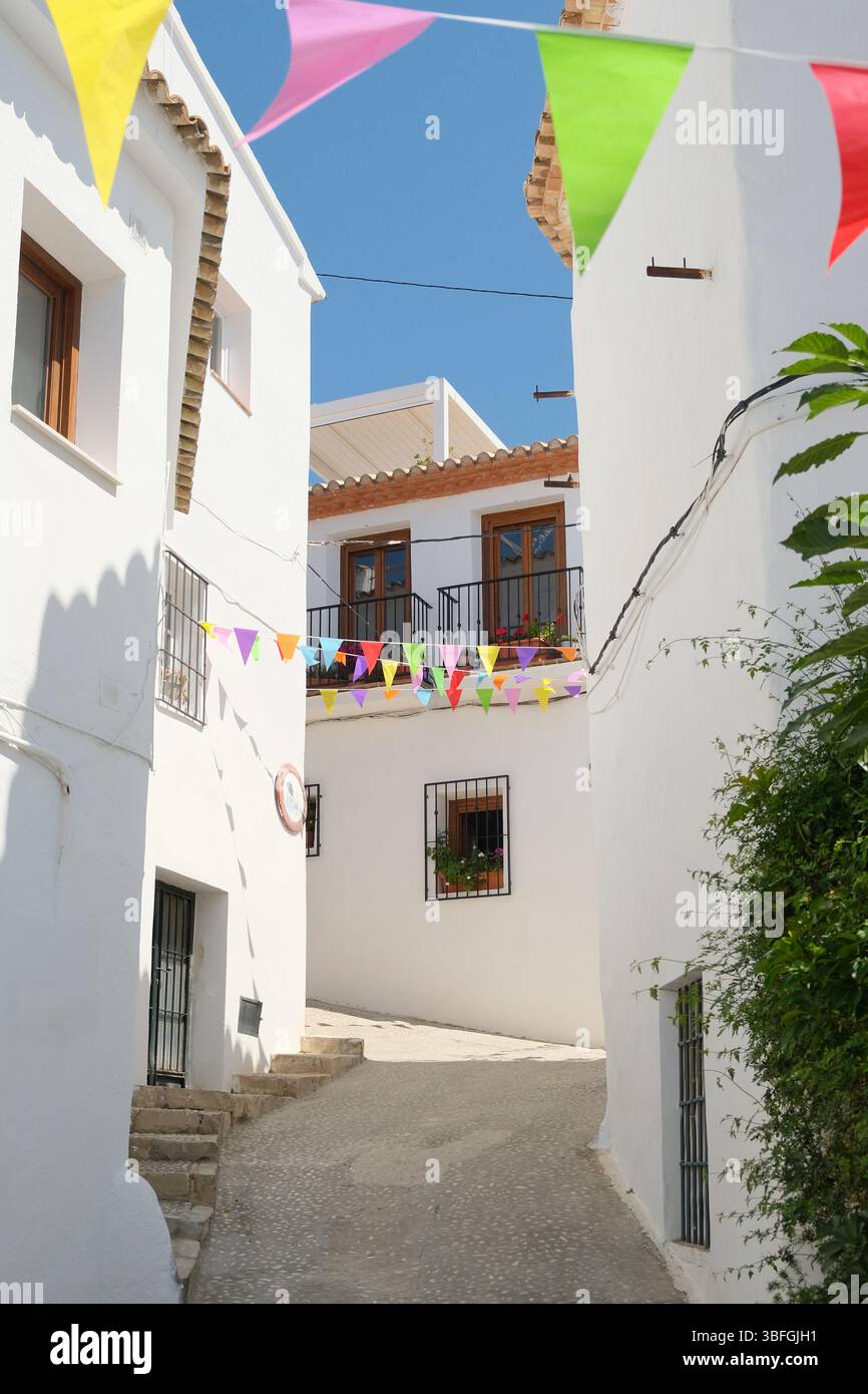 Enge Altea Altstadtstraße mit weiß getünchten Häusern, Marina Baixa, Provinz Alicante, Spanien. Stockfoto
