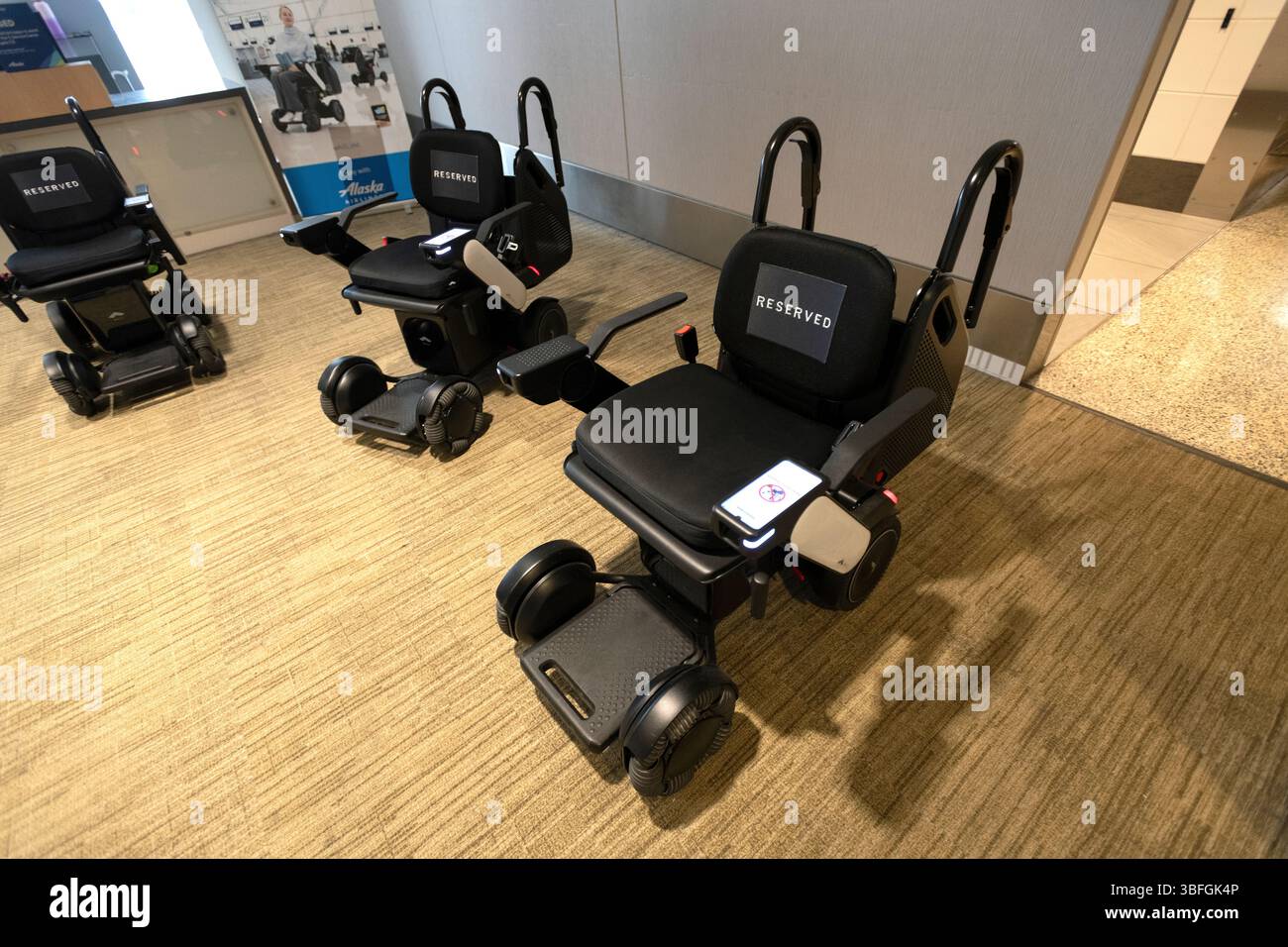 USA, Bundesstaat Washington. Am Flughafen Seattle-Tacoma wird ein selbstfahrender Rollstuhl benutzt. Stockfoto