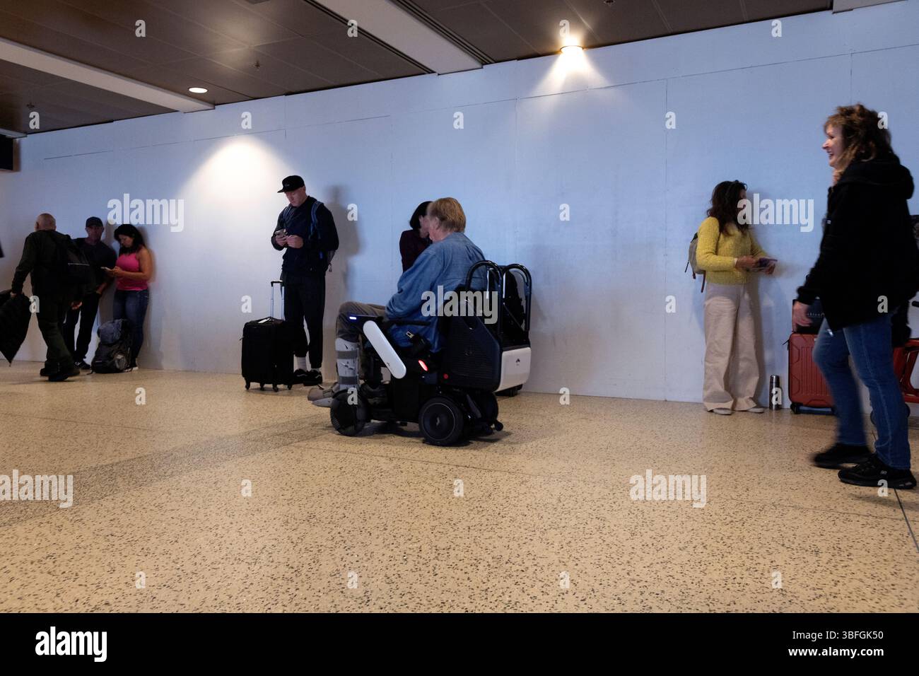 USA, Bundesstaat Washington. Am Flughafen Seattle-Tacoma wird ein selbstfahrender Rollstuhl benutzt. Stockfoto