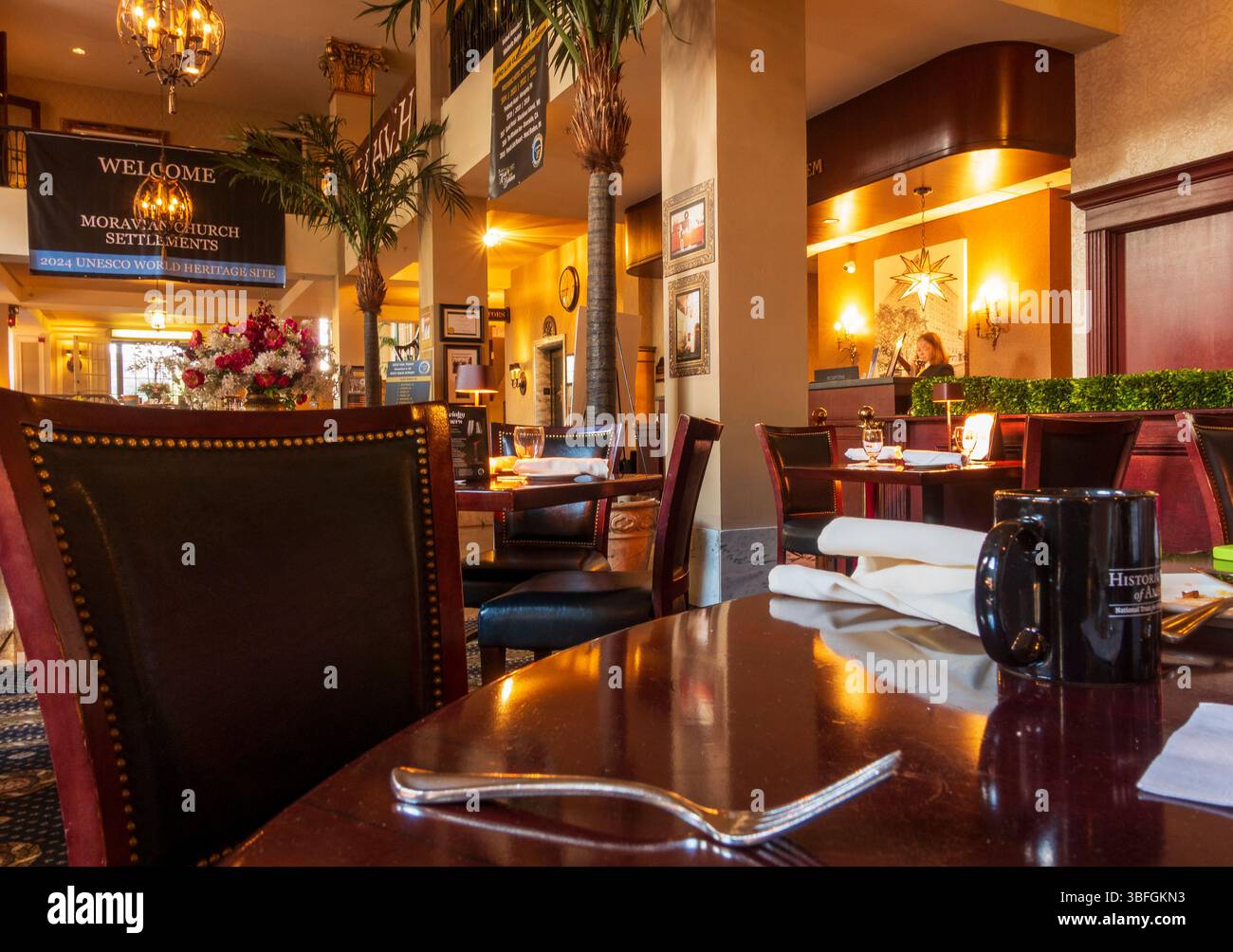 Bethlehem, PA - USA - 25. Mai 2025 der Tap Room des Hotels Bethlehem bietet eine gemütliche, elegante Umgebung mit warmer Beleuchtung, klassischen Holzmöbeln und Goldakzenten Stockfoto