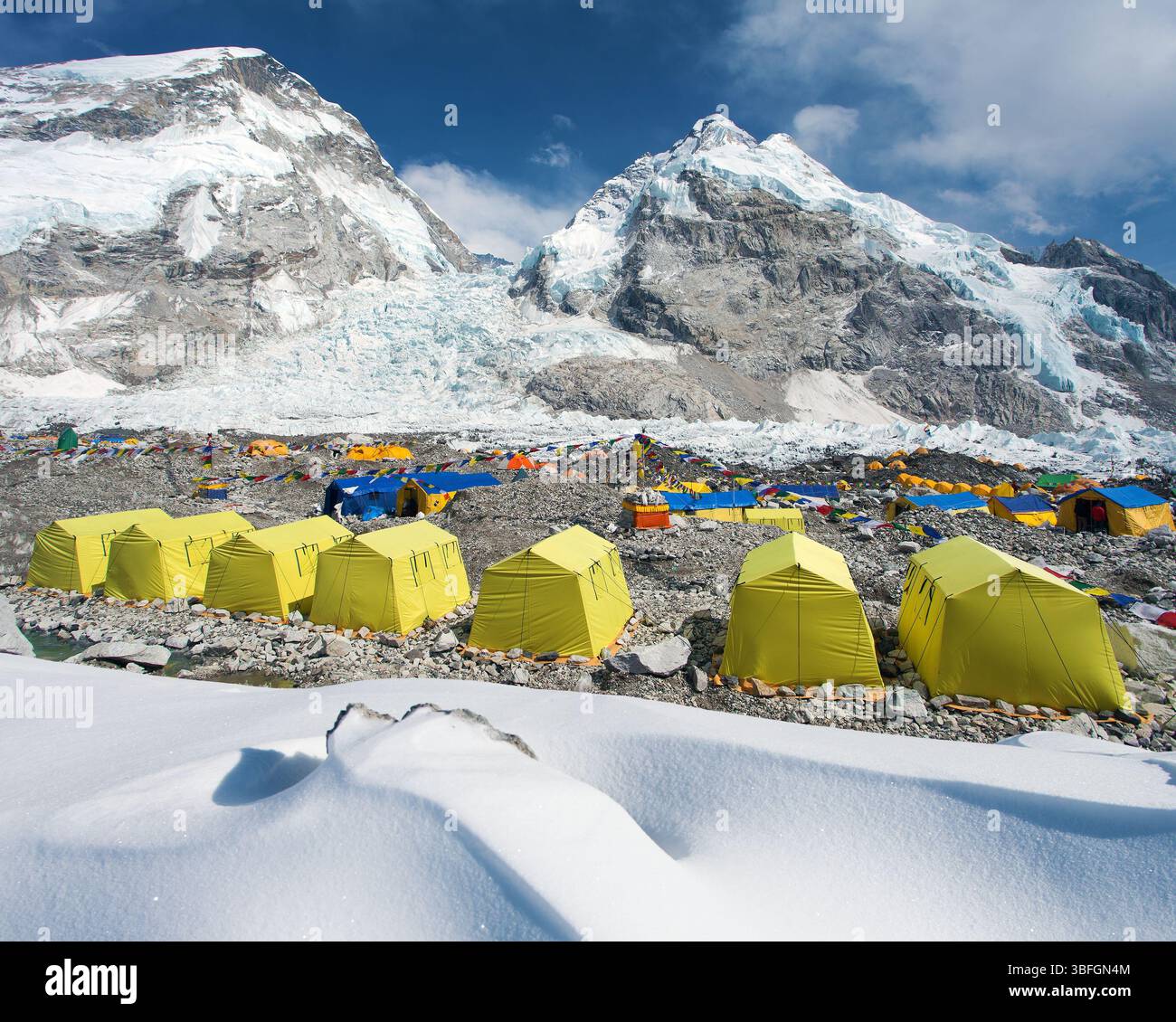 Blick vom Mount Everest Basislager, gelbe Zelte und Schneedrift, Khumbu Scefall Western cwm, Mount Nuptse, Wanderung zum Everest Basislager, Nepal Himalaya m Stockfoto