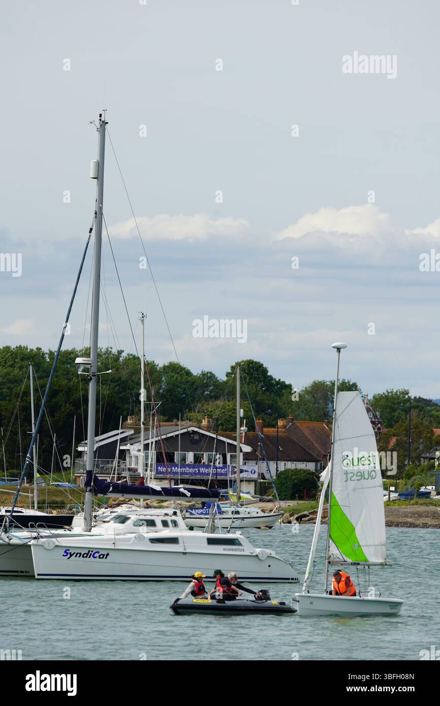 Kleine Boote und Yachten legten an einem malerischen Yachthafen an einem ruhigen Tag an. Hayling Island, Großbritannien Stockfoto