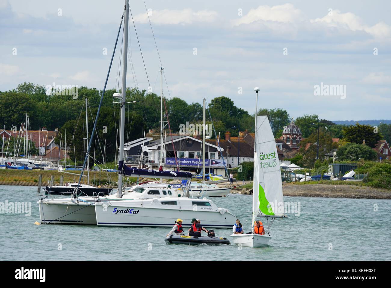 Kleine Boote und Yachten legten an einem malerischen Yachthafen an einem ruhigen Tag an. Hayling Island, Großbritannien Stockfoto