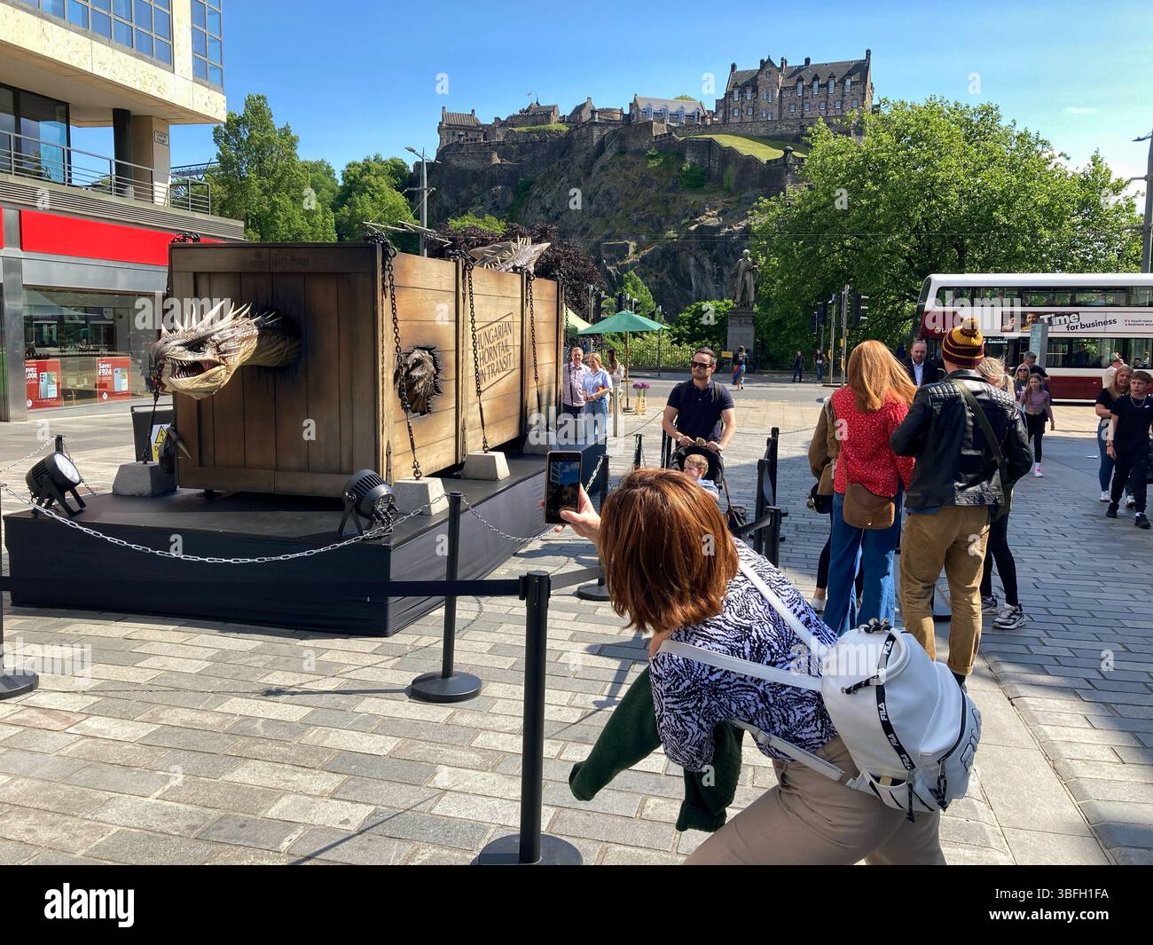 Der ungarische Hornschwanzdrache von JK Rowlings Harry Potter, der im Rahmen der Warner Bros Studio Tour in Castle Street, Edinburgh, Schottland, in Transit verpackt wurde - Smartphone-aufgenommenes Stockfoto