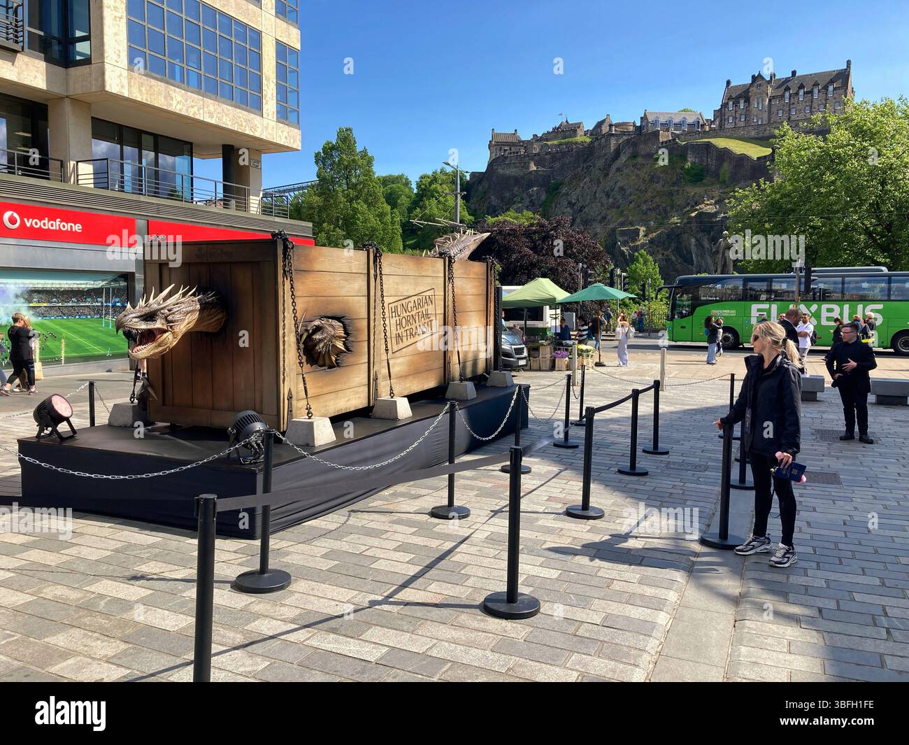 Der ungarische Hornschwanzdrache von JK Rowlings Harry Potter, der im Rahmen der Warner Bros Studio Tour in Castle Street, Edinburgh, Schottland, in Transit verpackt wurde - Smartphone-aufgenommenes Stockfoto