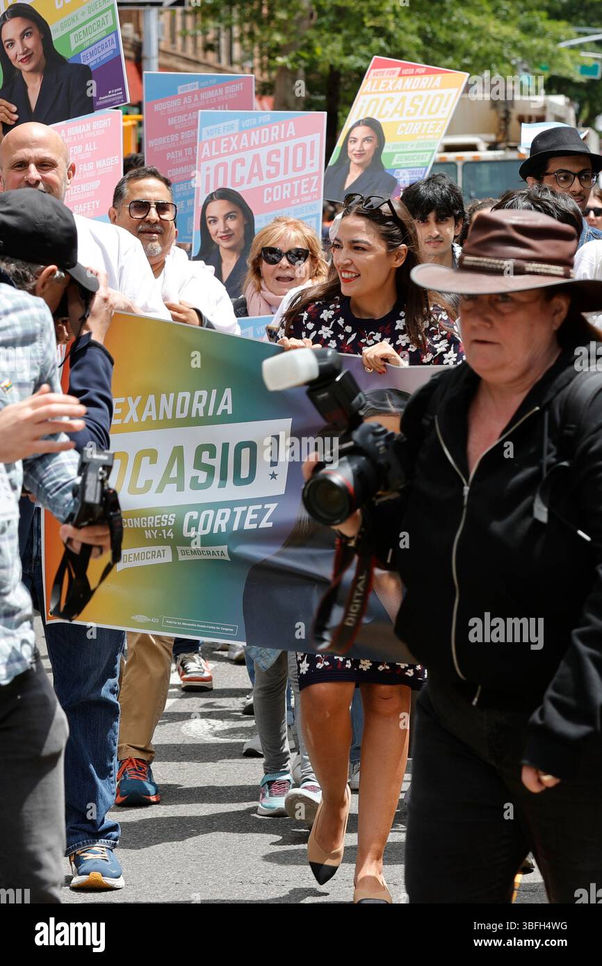 JACKSON HEIGHTS, QUEENS, NEW YORK CITY – 1. JUNI 2025: Kongressabgeordnete Alexandria Ocasio-Cortez nimmt an der New Queens Pride Parade in Jackson Heights Teil. Die Veranstaltung feiert den Stolz der LGBTQ+ und die Sichtbarkeit der Community als Teil des Auftakts zum Pride Month. Tausende von Teilnehmern säumten die Straßen, um die Teilnehmer anzufeuern, darunter lokale Führer, Gemeindeorganisationen und Interessengruppen. Foto: Luiz Rampelotto/EuropaNewswire Stockfoto
