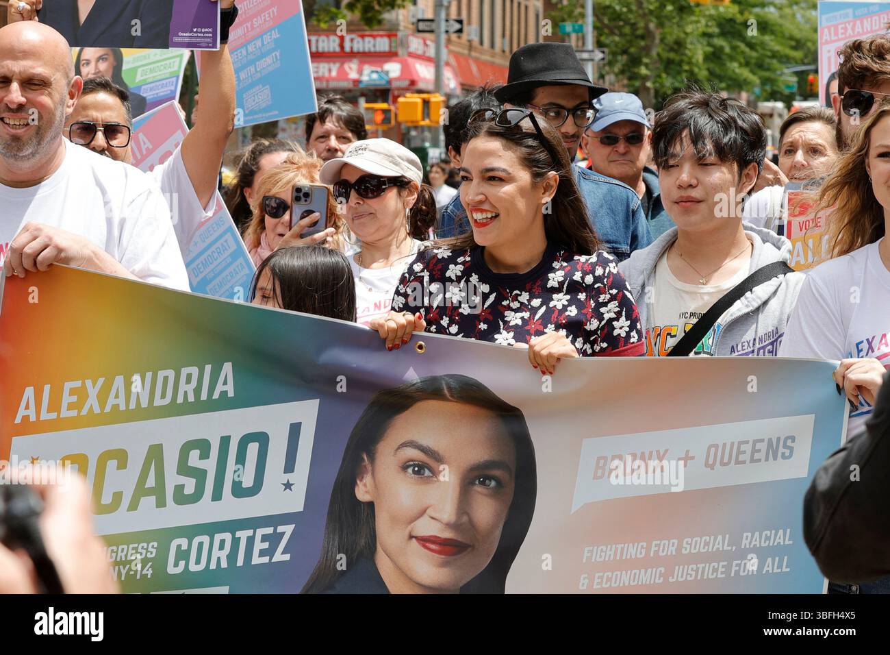 JACKSON HEIGHTS, QUEENS, NEW YORK CITY – 1. JUNI 2025: Kongressabgeordnete Alexandria Ocasio-Cortez nimmt an der New Queens Pride Parade in Jackson Heights Teil. Die Veranstaltung feiert den Stolz der LGBTQ+ und die Sichtbarkeit der Community als Teil des Auftakts zum Pride Month. Tausende von Teilnehmern säumten die Straßen, um die Teilnehmer anzufeuern, darunter lokale Führer, Gemeindeorganisationen und Interessengruppen. Foto: Luiz Rampelotto/EuropaNewswire Stockfoto