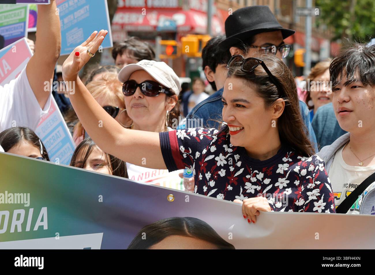 JACKSON HEIGHTS, QUEENS, NEW YORK CITY – 1. JUNI 2025: Kongressabgeordnete Alexandria Ocasio-Cortez nimmt an der New Queens Pride Parade in Jackson Heights Teil. Die Veranstaltung feiert den Stolz der LGBTQ+ und die Sichtbarkeit der Community als Teil des Auftakts zum Pride Month. Tausende von Teilnehmern säumten die Straßen, um die Teilnehmer anzufeuern, darunter lokale Führer, Gemeindeorganisationen und Interessengruppen. Foto: Luiz Rampelotto/EuropaNewswire Stockfoto