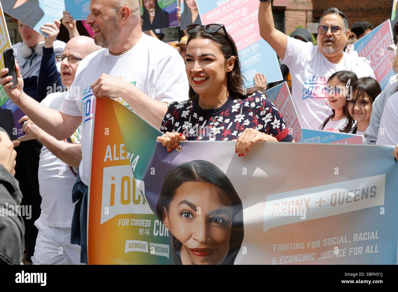 JACKSON HEIGHTS, QUEENS, NEW YORK CITY – 1. JUNI 2025: Kongressabgeordnete Alexandria Ocasio-Cortez nimmt an der New Queens Pride Parade in Jackson Heights Teil. Die Veranstaltung feiert den Stolz der LGBTQ+ und die Sichtbarkeit der Community als Teil des Auftakts zum Pride Month. Tausende von Teilnehmern säumten die Straßen, um die Teilnehmer anzufeuern, darunter lokale Führer, Gemeindeorganisationen und Interessengruppen. Foto: Luiz Rampelotto/EuropaNewswire Stockfoto