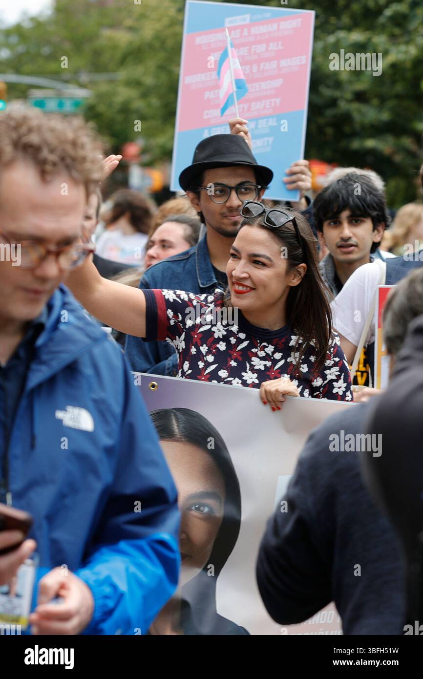 JACKSON HEIGHTS, QUEENS, NEW YORK CITY – 1. JUNI 2025: Kongressabgeordnete Alexandria Ocasio-Cortez nimmt an der New Queens Pride Parade in Jackson Heights Teil. Die Veranstaltung feiert den Stolz der LGBTQ+ und die Sichtbarkeit der Community als Teil des Auftakts zum Pride Month. Tausende von Teilnehmern säumten die Straßen, um die Teilnehmer anzufeuern, darunter lokale Führer, Gemeindeorganisationen und Interessengruppen. Foto: Luiz Rampelotto/EuropaNewswire Stockfoto
