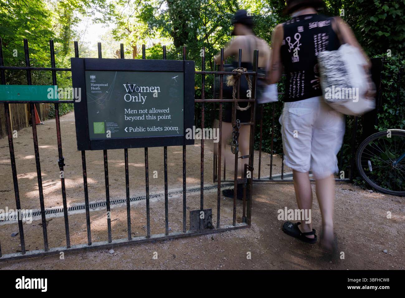 GV von The Women Only Schild am Eingang des Kenwood Ladies Pond in Hampstead Heath, London. C) Belinda Jiao 07598931257 www.belind Stockfoto