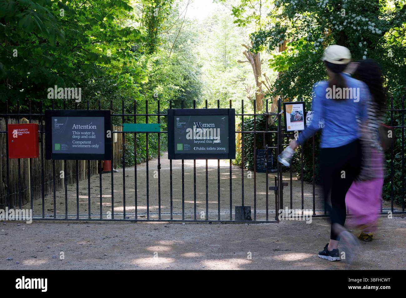 GV von The Women Only Schild am Eingang des Kenwood Ladies Pond in Hampstead Heath, London. C) Belinda Jiao 07598931257 www.belind Stockfoto
