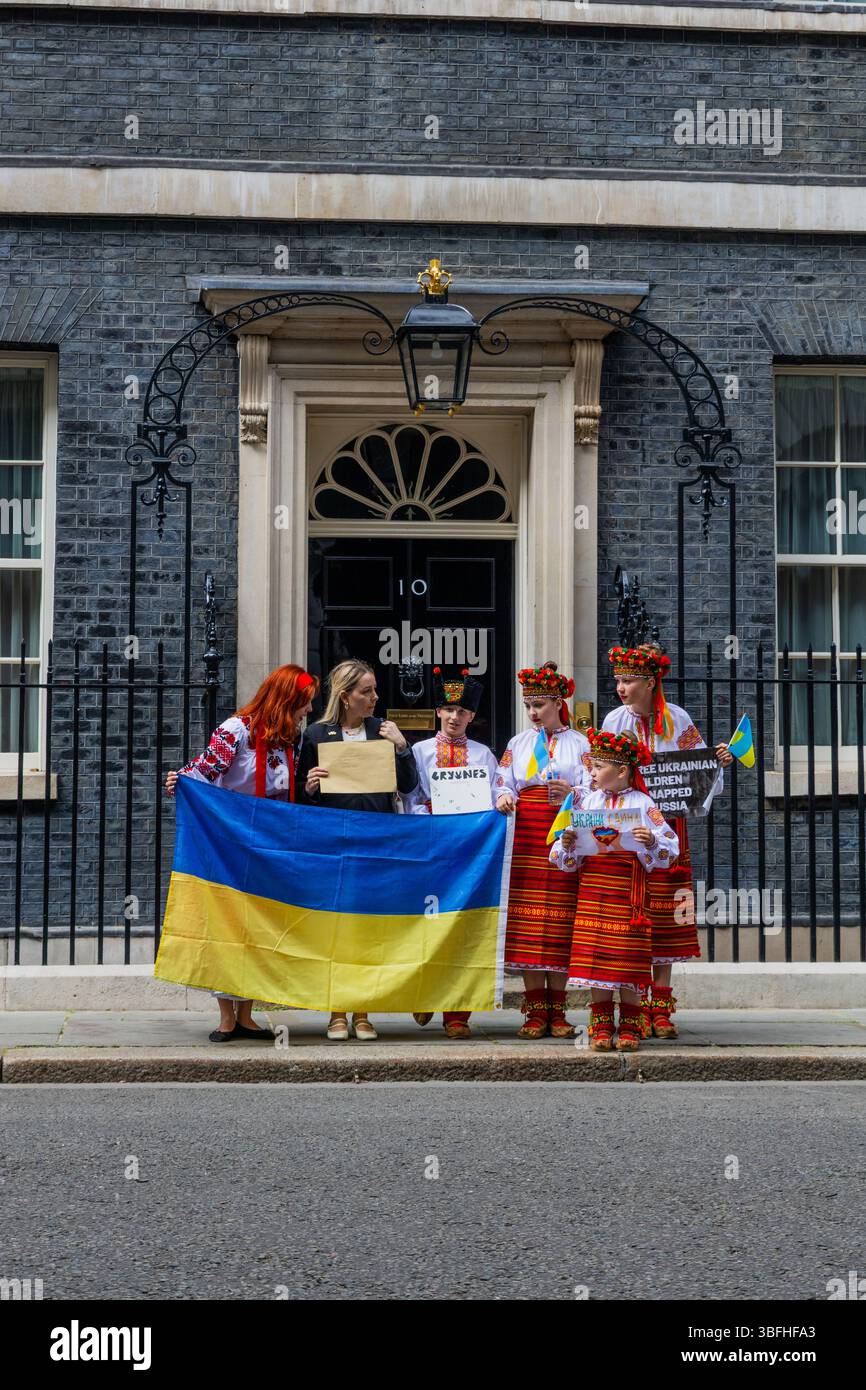 Ukrainische Aktivisten und Verbündete protestierten für die Freilassung ukrainischer Kinder, die während der Invasion der Ostukraine nach Russland gebracht wurden. Eine kleine Gruppe von Kindern ging in die Downing Street 10 und bat Kier Starmer, das Problem der vermissten Kinder zu erwähnen. Stockfoto