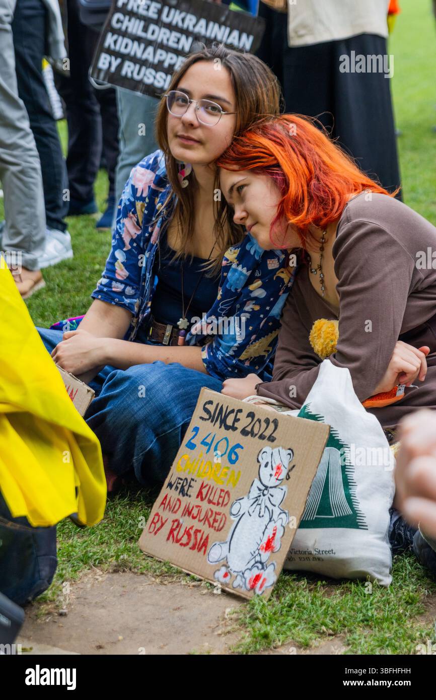 Ukrainische Aktivisten und Verbündete protestierten für die Freilassung ukrainischer Kinder, die während der Invasion der Ostukraine nach Russland gebracht wurden. Eine kleine Gruppe von Kindern ging in die Downing Street 10 und bat Kier Starmer, das Problem der vermissten Kinder zu erwähnen. Stockfoto