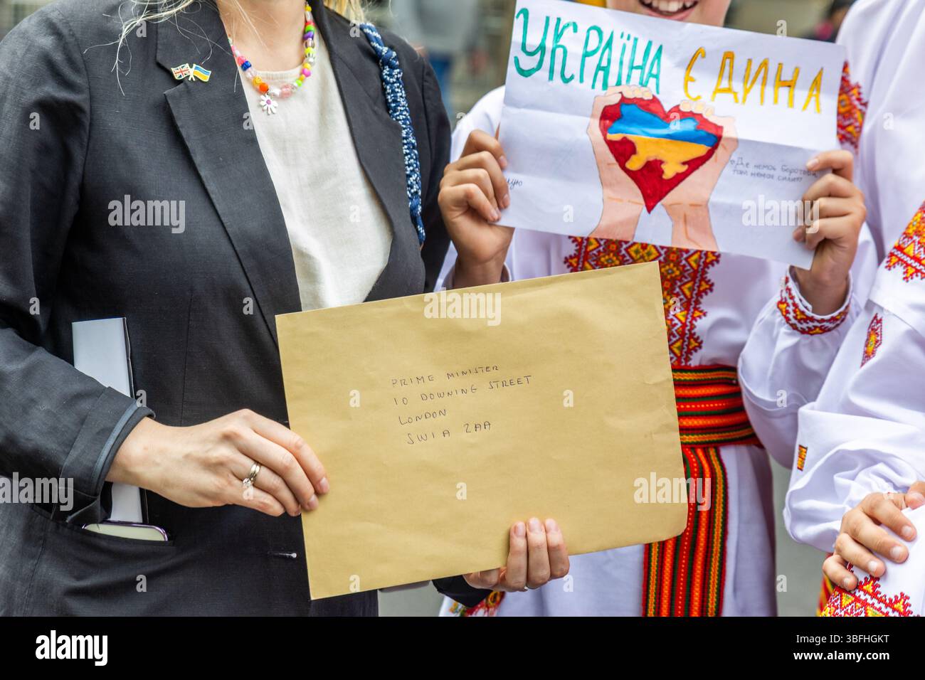 Ukrainische Aktivisten und Verbündete protestierten für die Freilassung ukrainischer Kinder, die während der Invasion der Ostukraine nach Russland gebracht wurden. Eine kleine Gruppe von Kindern ging in die Downing Street 10 und bat Kier Starmer, das Problem der vermissten Kinder zu erwähnen. Stockfoto