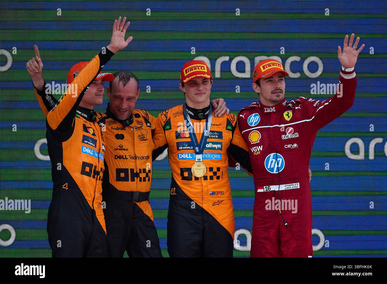 Montmelo, Spanien. Juni 2025. Der Erstplatzierte Oscar Piastri (2. R), der zweite McLaren's britischer Fahrer Lando Norris (1. L) und der dritte Ferrari-Fahrer Charles Leclerc (1. R) aus Monaco feiern auf dem Podium nach dem Formel-1-Grand Prix von Spanien 2025 auf dem Catalunya Circuit in Montmelo, nahe Barcelona, Spanien, 1. Juni 2025. Quelle: Pablo Morano/Xinhua/Alamy Live News Stockfoto
