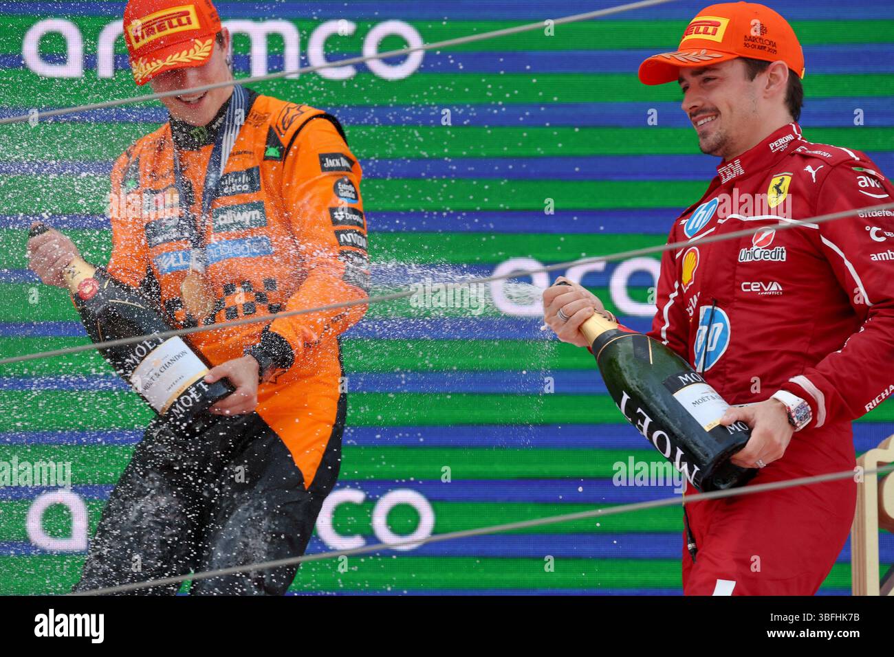 Montmelo, Spanien. Juni 2025. Oscar Piastri (L) feiert mit dem dritten Ferrari-Fahrer Charles Leclerc aus Monaco nach dem Großen Preis von Spanien 2025 auf dem Catalunya Circuit in Montmelo, nahe Barcelona, Spanien, am 1. Juni 2025 auf dem Podium. Quelle: Bao Di/Xinhua/Alamy Live News Stockfoto