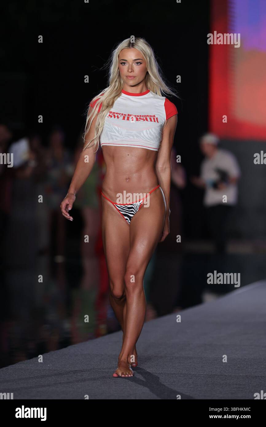 Miami Beach, Florida, USA. 31. Mai 2025. Olivia Dunne, Livvy Dunne spaziert am 31. Mai 2025 auf der Sports Illustrated Swimsuit Runway Show im W South Beach in Miami Beach, Florida Leute: Olivia Dunne, Livvy Dunne Credit: Hoo Me.Com/Media Punch/Alamy Live News Stockfoto