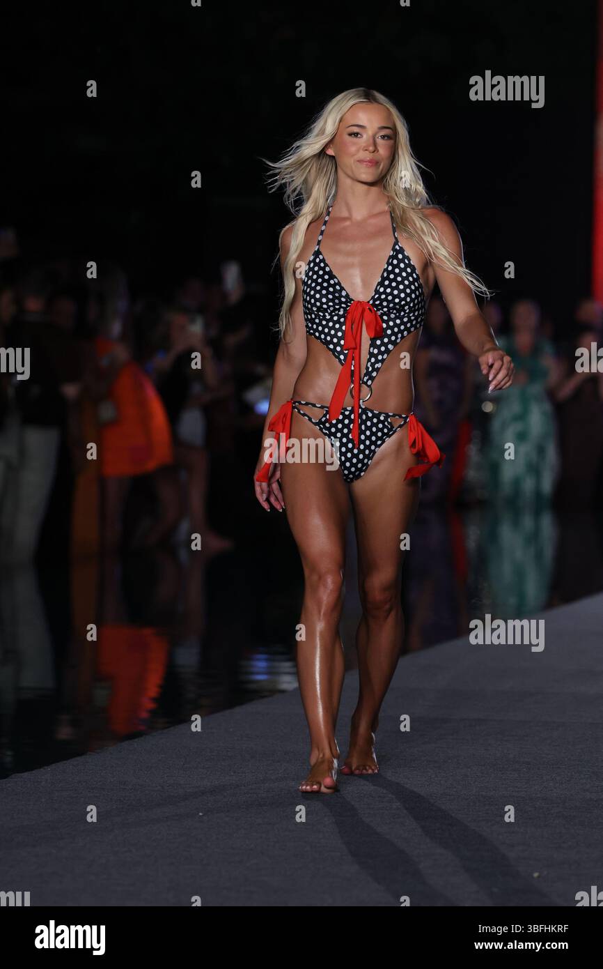 Miami Beach, Florida, USA. 31. Mai 2025. Olivia Dunne, Livvy Dunne spaziert am 31. Mai 2025 auf der Sports Illustrated Swimsuit Runway Show im W South Beach in Miami Beach, Florida Leute: Olivia Dunne, Livvy Dunne Credit: Hoo Me.Com/Media Punch/Alamy Live News Stockfoto