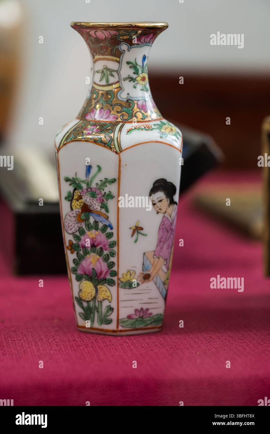 Antike chinesische vase metall -Fotos und -Bildmaterial in hoher Auflösung – Alamy