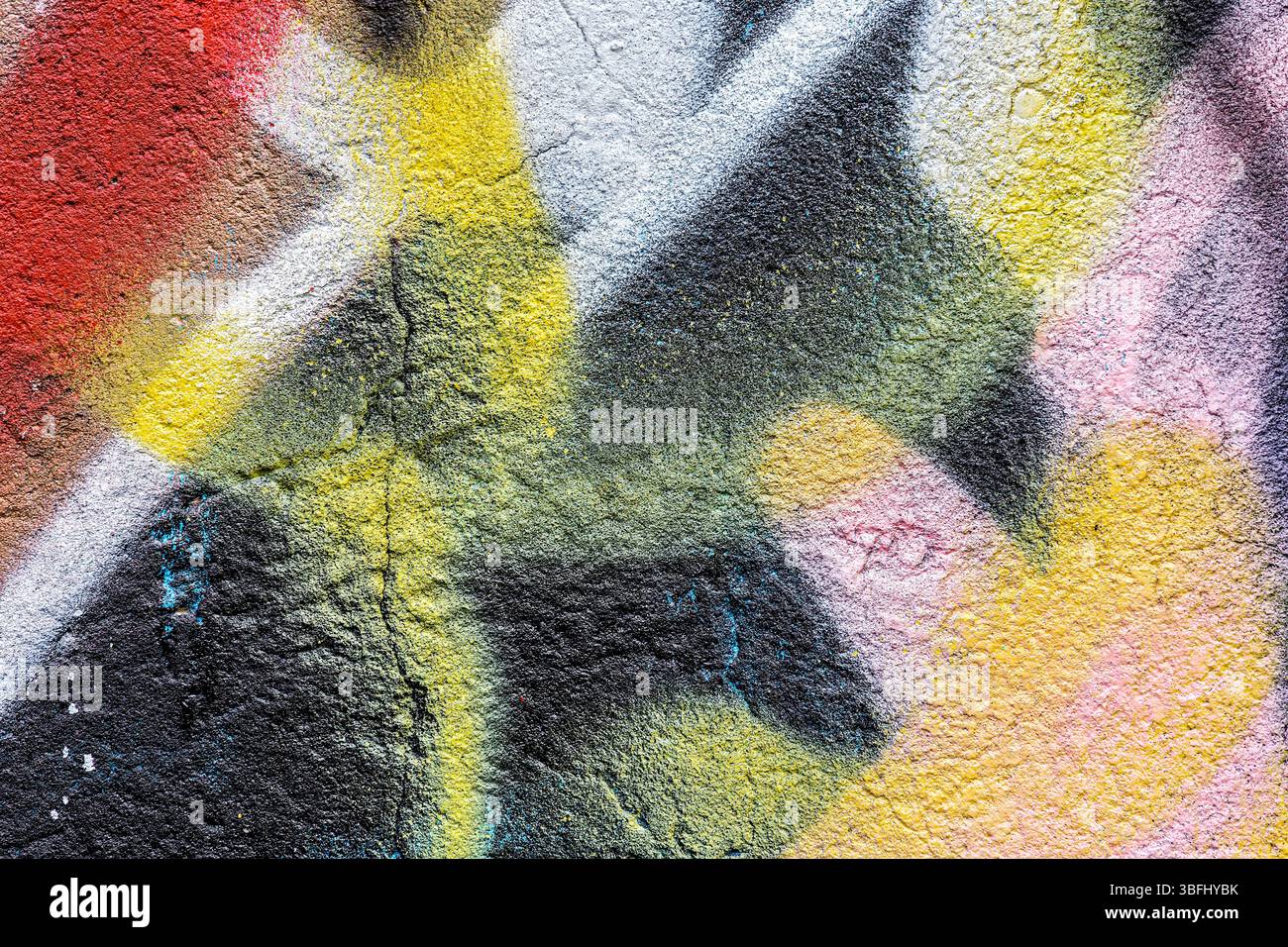 Bunte Street Art Graffiti auf Stuckwand Hintergrund. Fragment. Detaillierte Nahansicht. Stockfoto