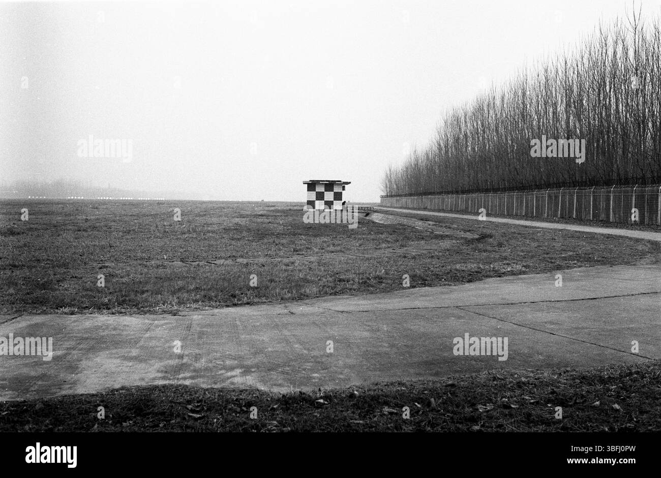 Anfang der 2010er Jahre endet die Start- und Landebahn am China Airport mit Checkerboard Hut and Guard Stockfoto