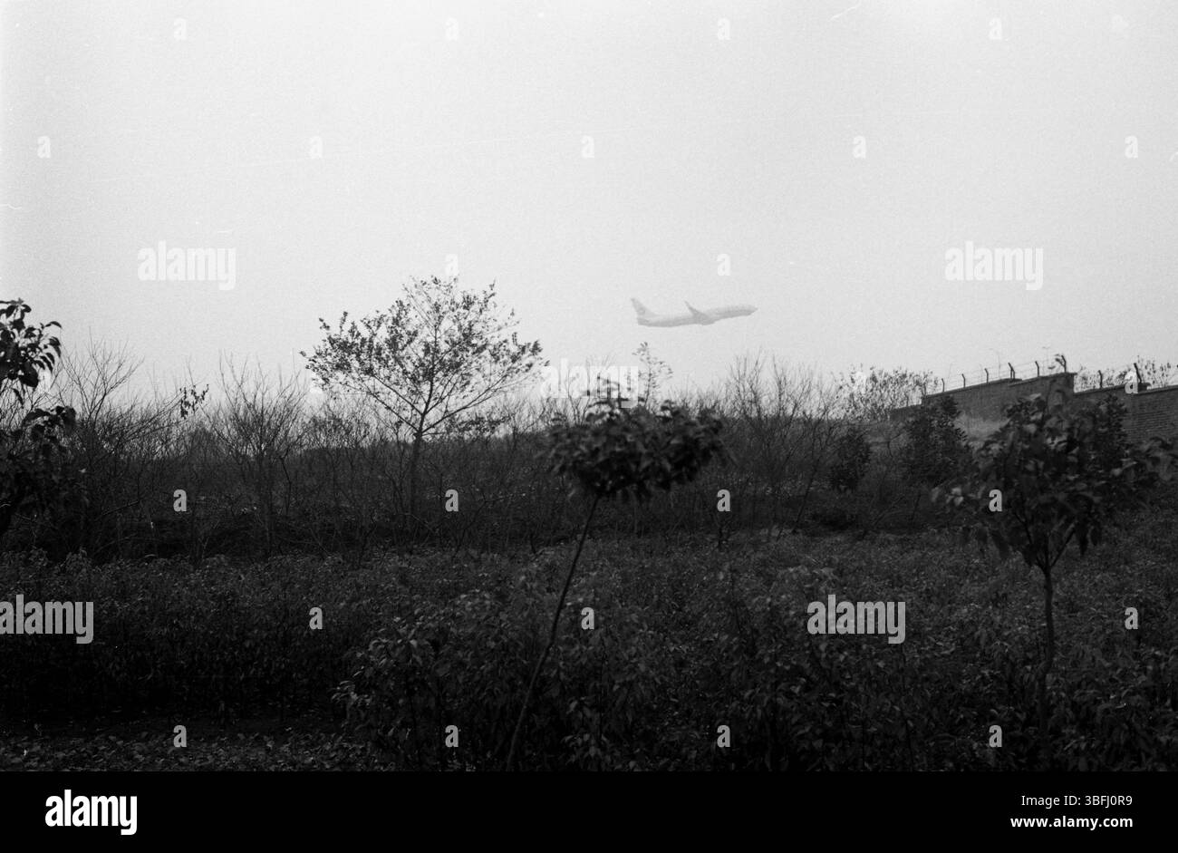 Anfang der 2010er Jahre startete China Airplane über die Perimeter Laub Stockfoto