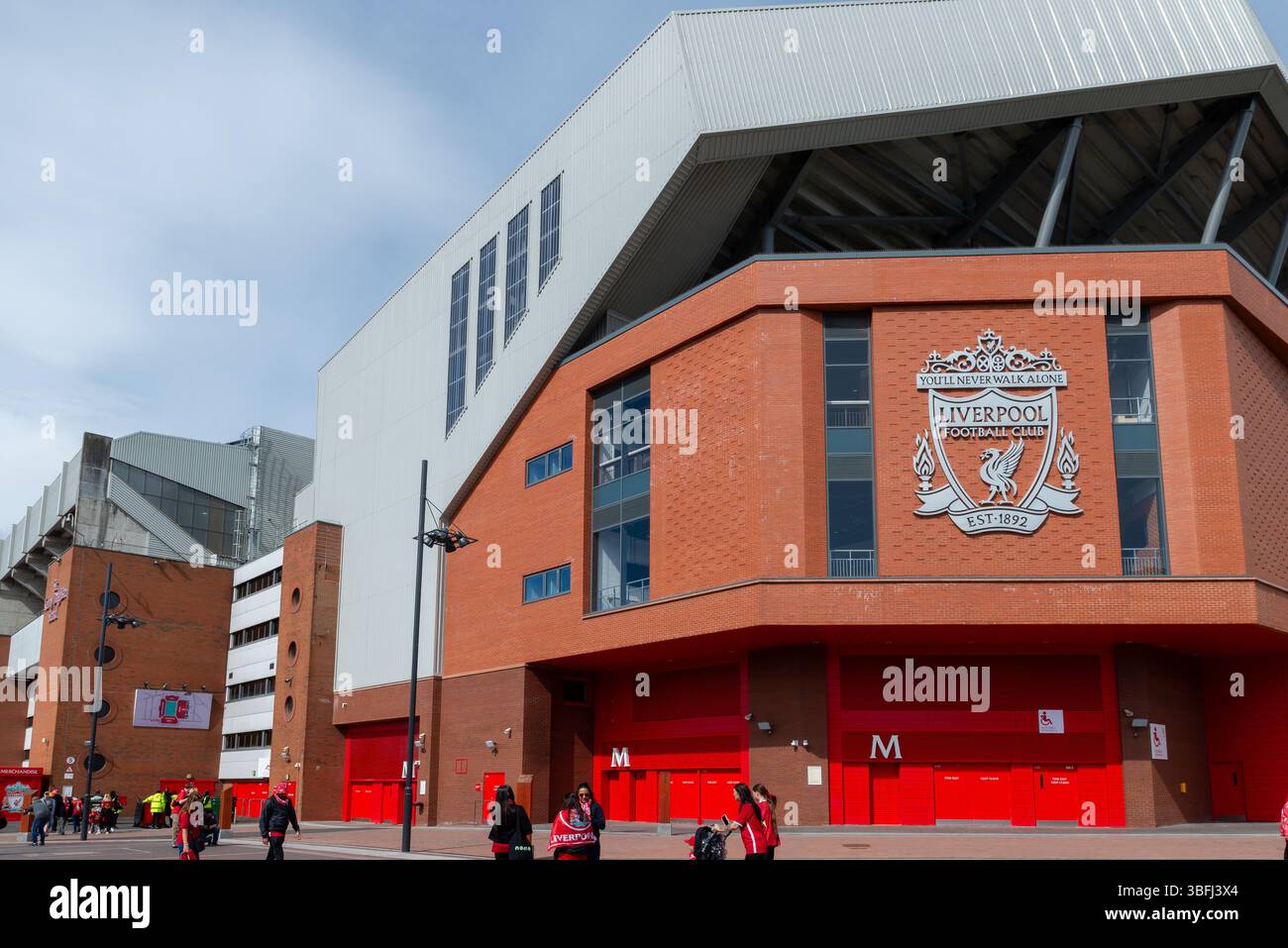 Anfield, Anfield Road Fußballstadion, Heimstadion des Liverpool Football Club, Großbritannien. Anhänger und Wappen vor dem Stand der Anfield Road Stockfoto