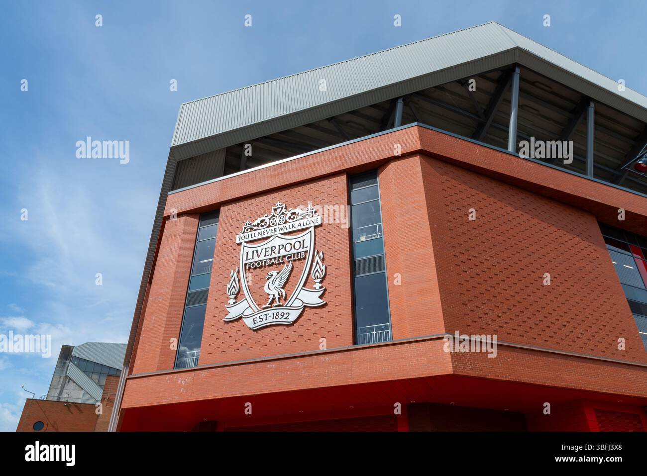 Anfield, Anfield Road Fußballstadion, Heimstadion des Liverpool Football Club, Großbritannien. Wappen vor dem Anfield Road Stand Stockfoto