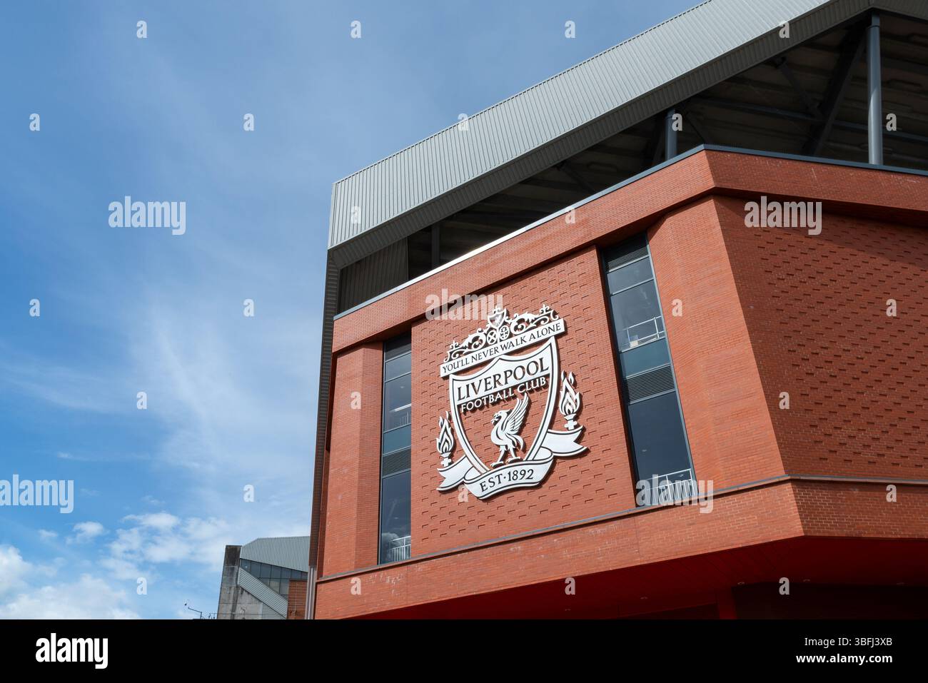 Anfield, Anfield Road Fußballstadion, Heimstadion des Liverpool Football Club, Großbritannien. Wappen vor dem Anfield Road Stand Stockfoto