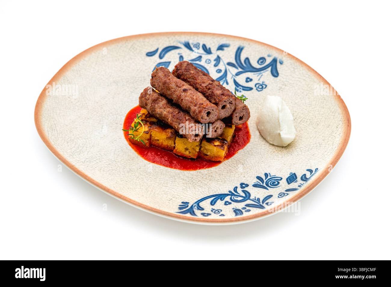 Antalya Shish Fleischbällchen (sis kofte), eine traditionelle türkische Delikatesse, auf weißem Hintergrund Stockfoto