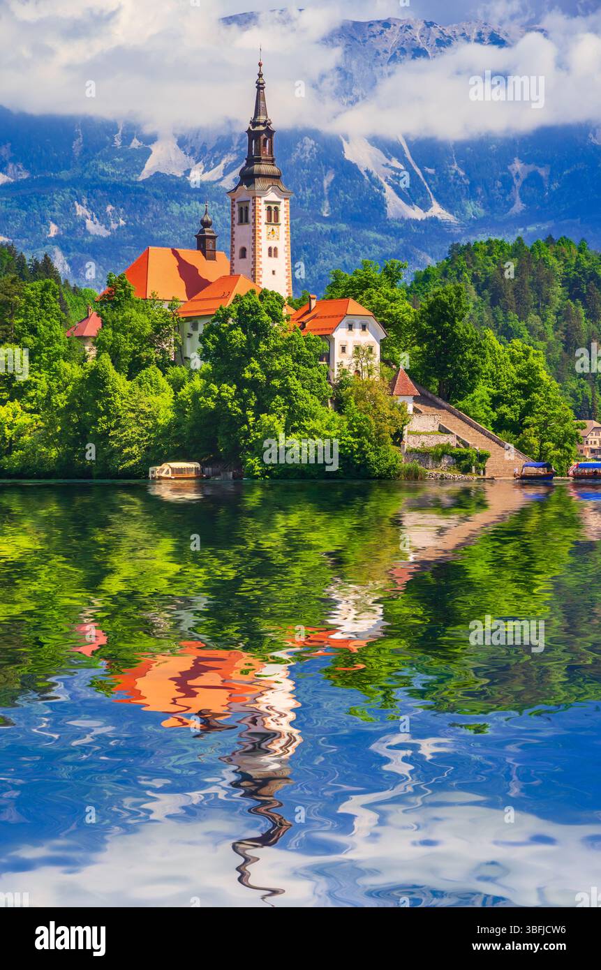 Bled Lake, Slowenien. Legendäre springende Landschaft in den Julianischen Alpen, Europa im Rampenlicht Stockfoto