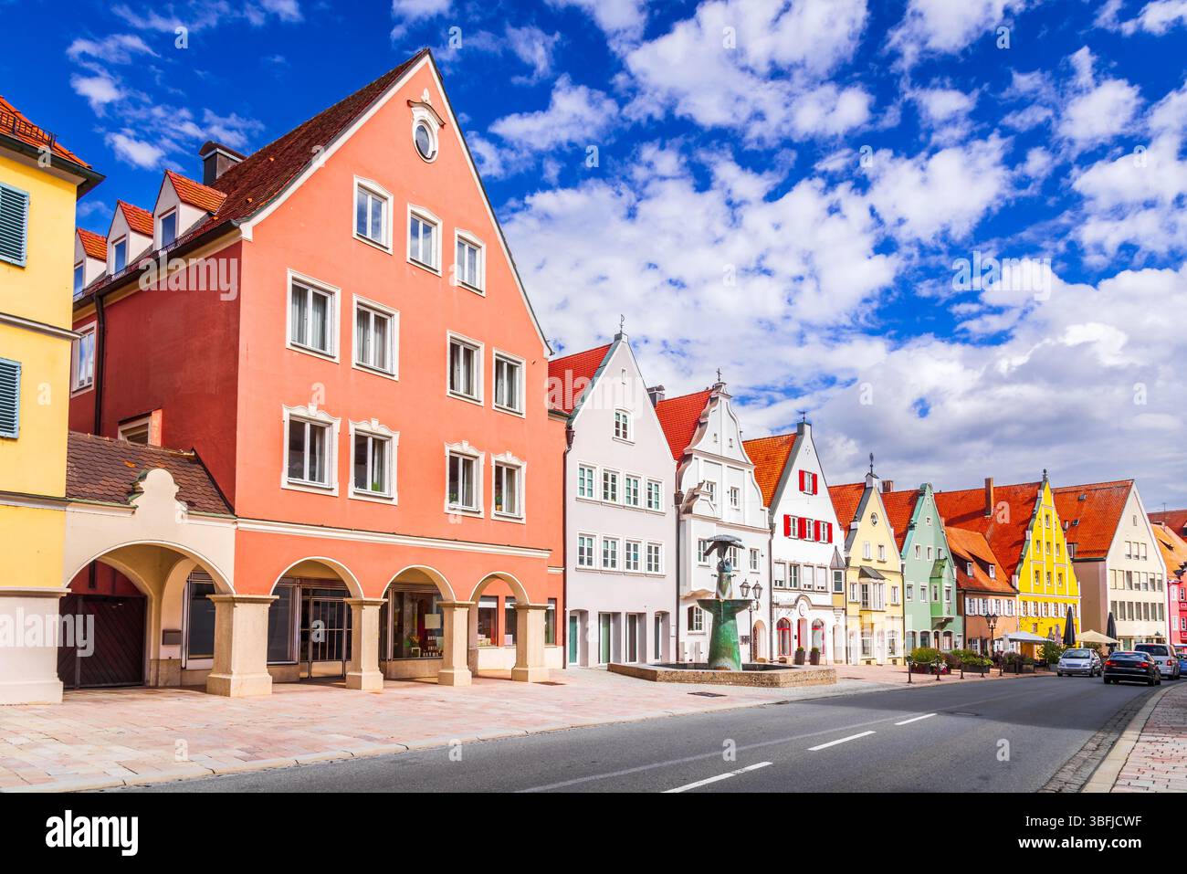 Donauworth, Deutschland. Charmante kleine Stadt mit traditionellen, halbgeschmückten bunten Häusern, romantische Straße in Bayern. Stockfoto