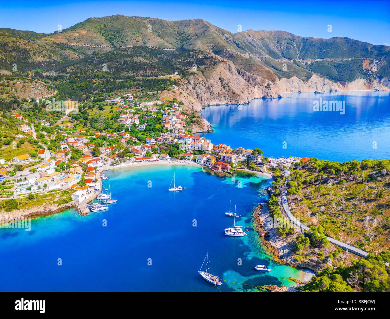 Assos, Griechenland. Instagrammable Luftaufnahme und malerisches Kefalonia, griechische Inseln. Stockfoto