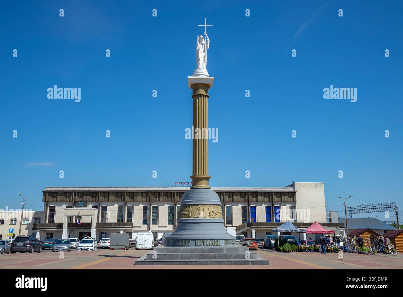 LISKI, RUSSLAND - 4. MAI 2025: Denkmal «Engel-Wächter» auf dem Privokzalnaya-Platz. Liski, Woronesch Region Stockfoto