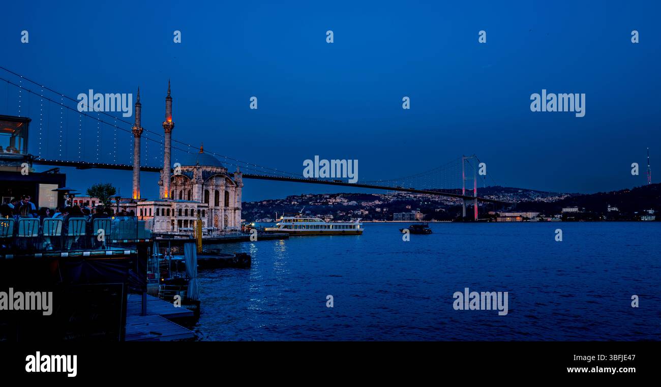 Büyük Mecidiye Moschee, Ortaköy, Istanbul, Türkiye kurz vor Sonnenuntergang Stockfoto