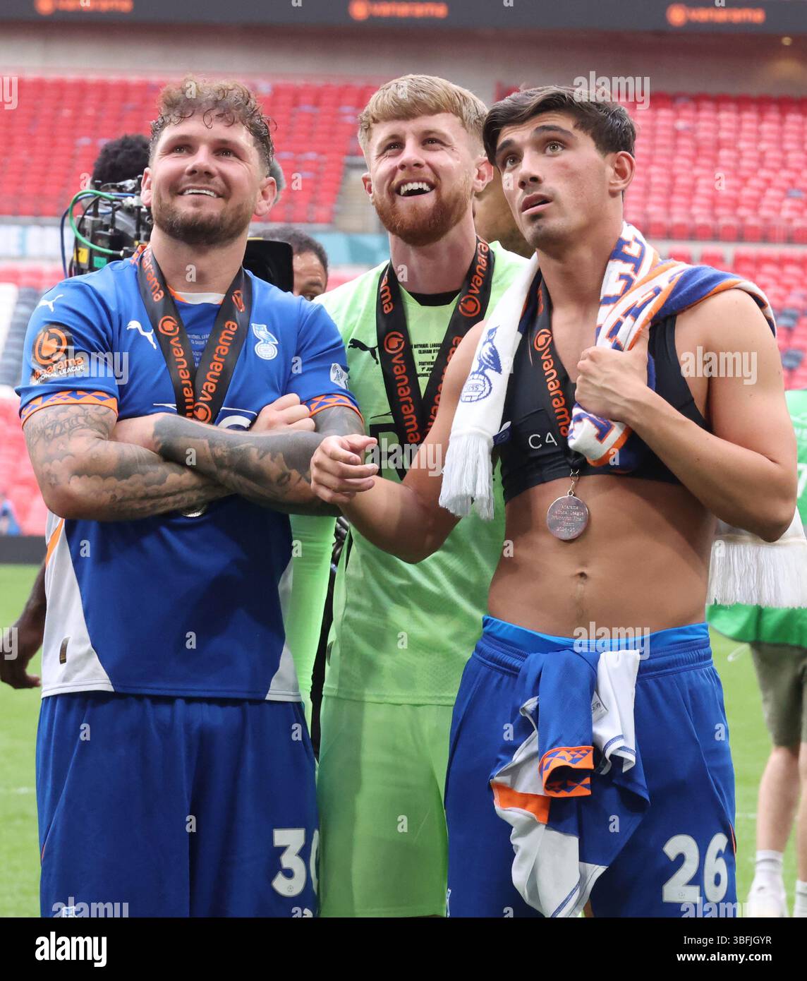 London, Großbritannien. Juni 2025. L-R James Norwood von Oldham Athletic A.F.C Tom Donaghy von Oldham Athletic A.F.C und Kian Harratt von Oldham Athletic A.F.C nach den National League Promotion Play-offs - Endspiel zwischen Oldham Athletic gegen Southend United im Wembley Stadion, London am 1. Juni 2025 Credit: Action Foto Sport/Alamy Live News Stockfoto