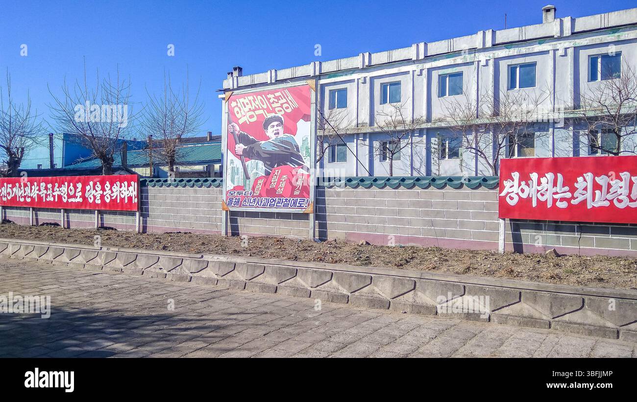 Propagandafanner in Rajin (Rason), Nordkorea, mit der Aufschrift "Lasst uns die mächtige Nation verteidigen", "Juche", "es lebe der angesehene Oberste Führer!" Stockfoto
