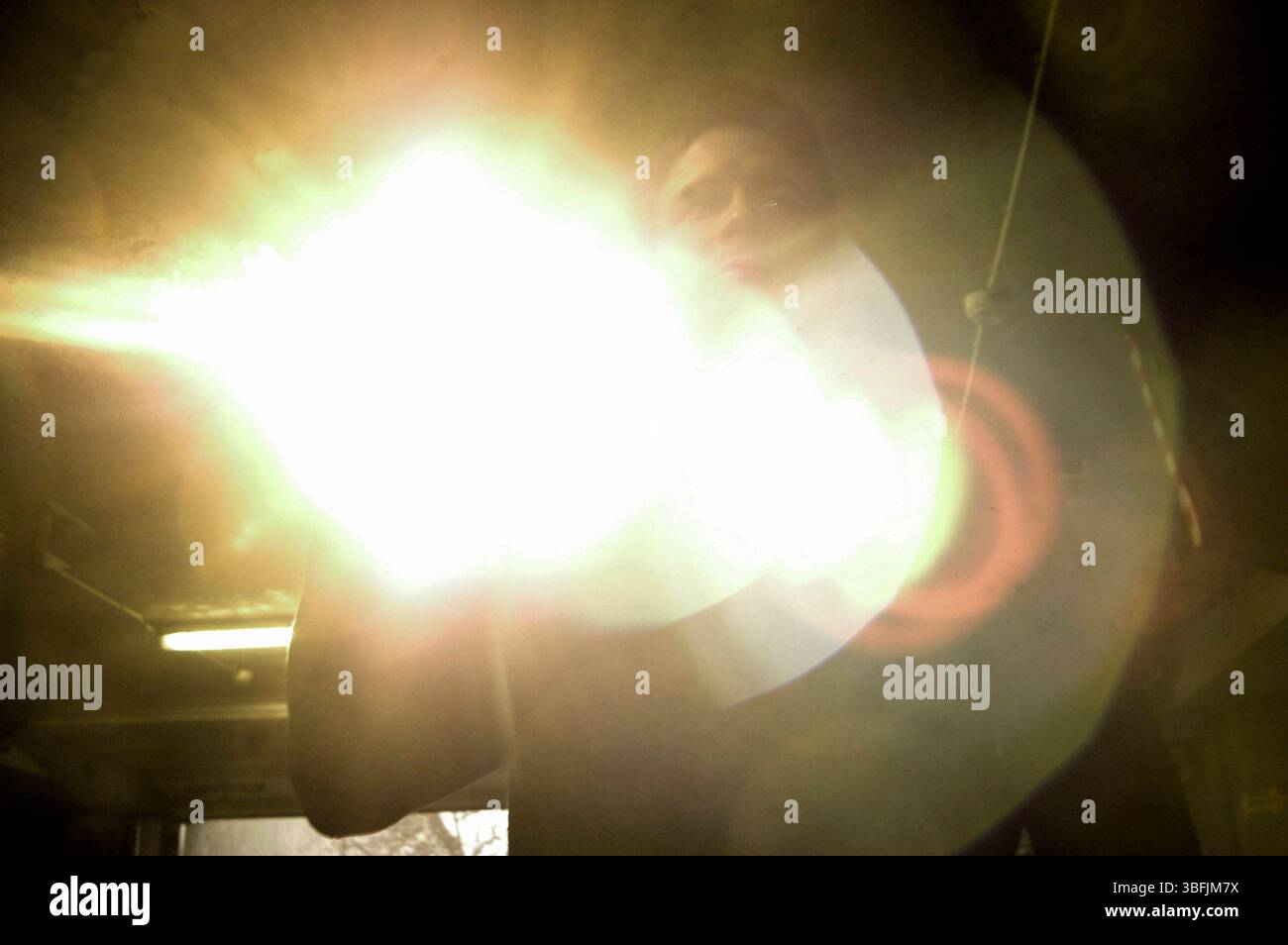 DAS DATUM DES Einbruchs und Einbruchs in ein Gebäude, Einbruch und Diebstahl ist eine Straftat, das Einbrechen und Eindringen in ein Gebäude Stockfoto