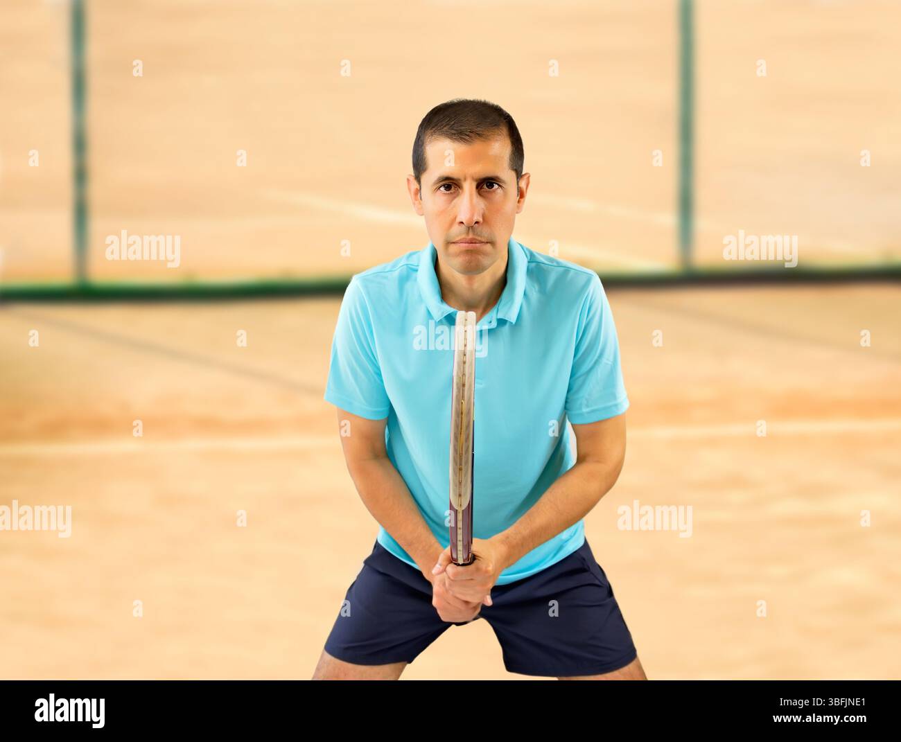 Porträt eines Tennisspielers mit Schläger auf einem Tonplatz Stockfoto