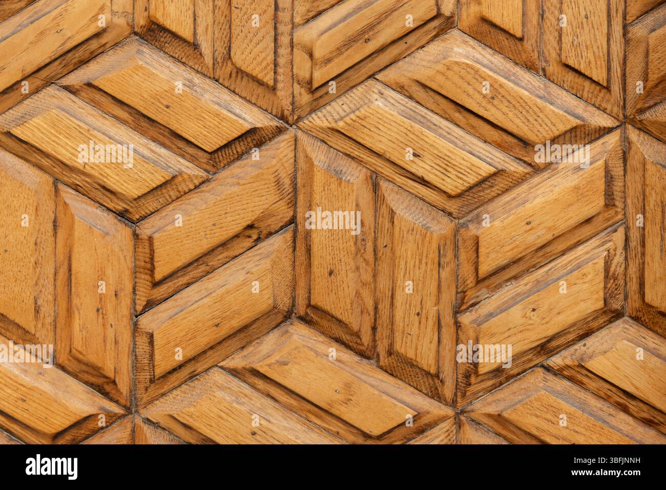 Detaillierte Nahaufnahme einer dekorativen Holzoberfläche mit geometrischem Muster und edlen Holztexturen, die natürliche Töne und Handwerkskunst betonen. Stockfoto