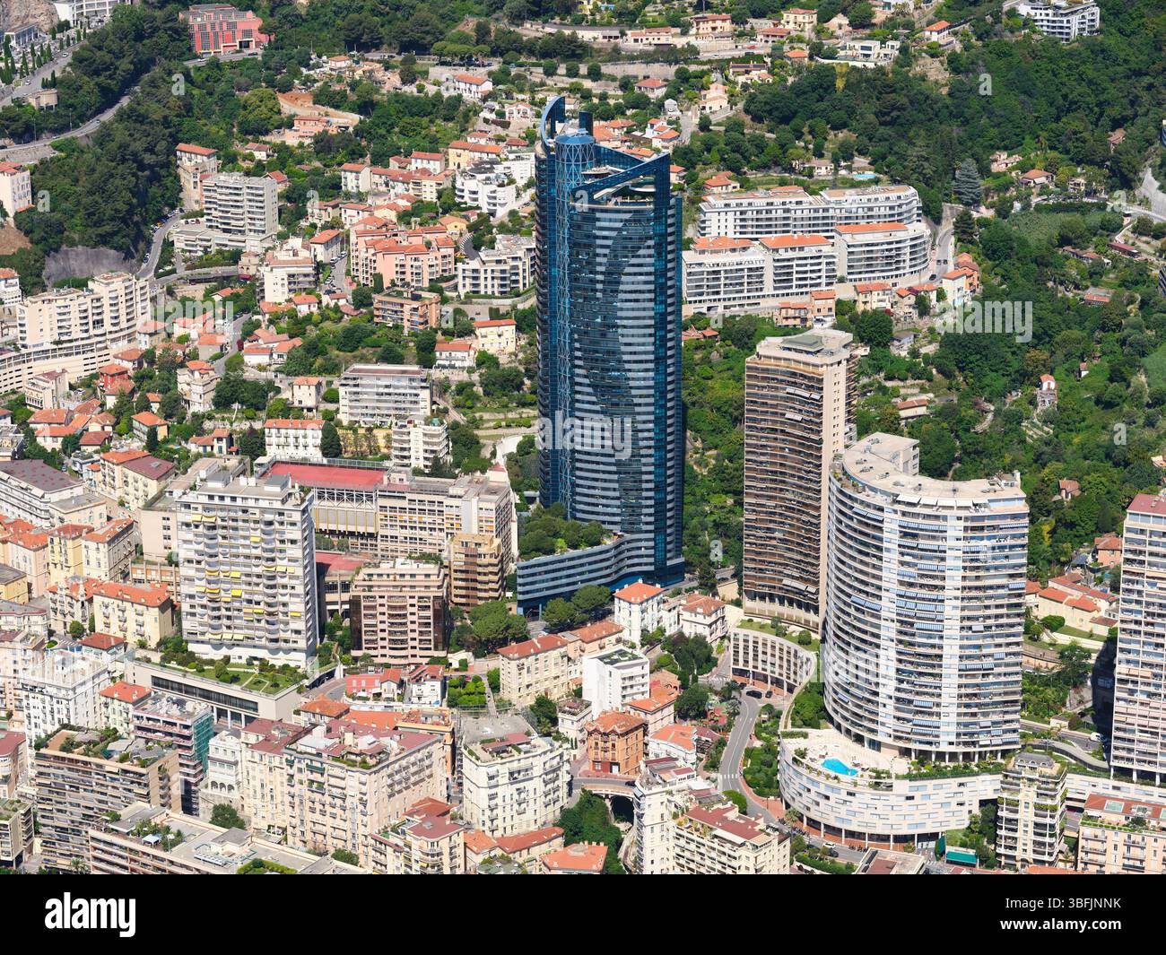 LUFTAUFNAHME. Der 171 Meter hohe Odeon Tower ist das höchste Hochhaus des Bundesstaates. Bezirk von La Rousse Saint Roman, Fürstentum Monaco. Stockfoto